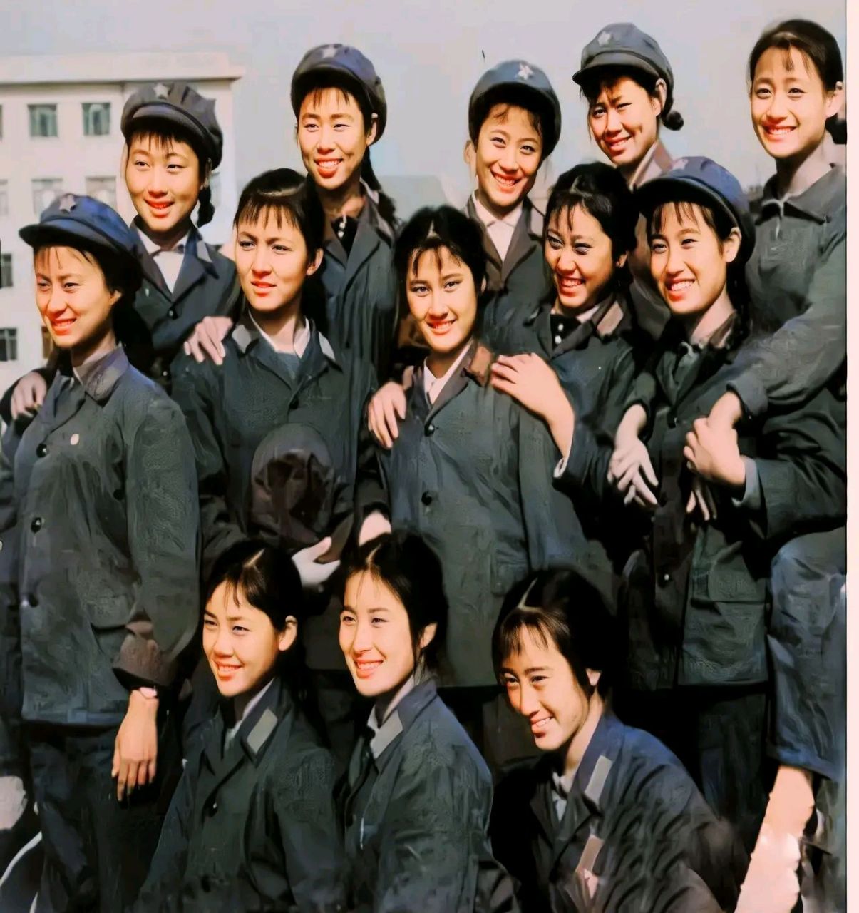 照片拍摄于70年代,这是文工团女兵的合影,虽然身着军装,但她们身上透