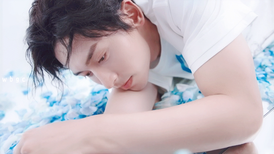 张哲瀚臀部成热点,树大招风定律又出现,拍照的人别有用心!