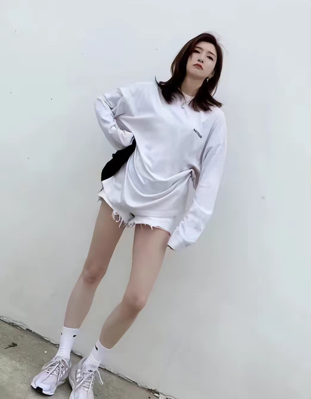 网友:"花生仁"的牛仔短裤搭配白色卫衣,江疏影再现颓废美人