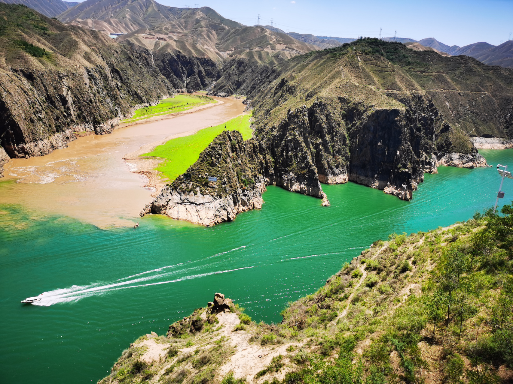 受上游降水影响,洮河河水比较浑浊,在与黄河交汇处刘家峡水库的清波