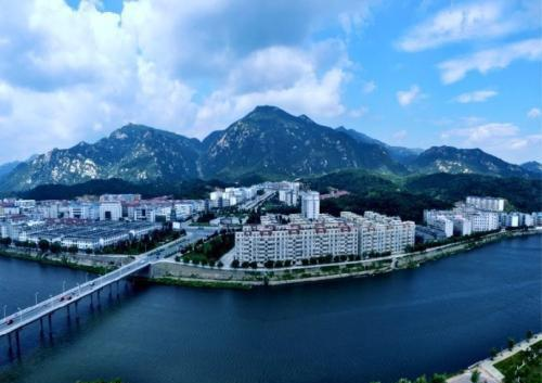 大梅山深处的山区县,拒绝加入贫困县的行列,计划在未来修建高铁