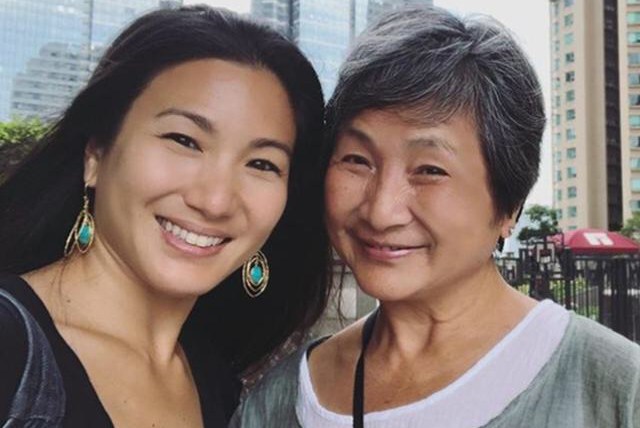 郑佩佩的小女儿原子鏸受访公开了母亲的近况,仍然欲言又止