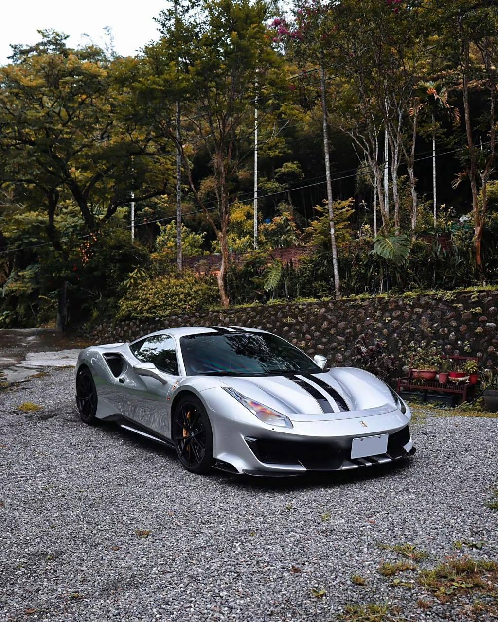 银白色法拉利488pista