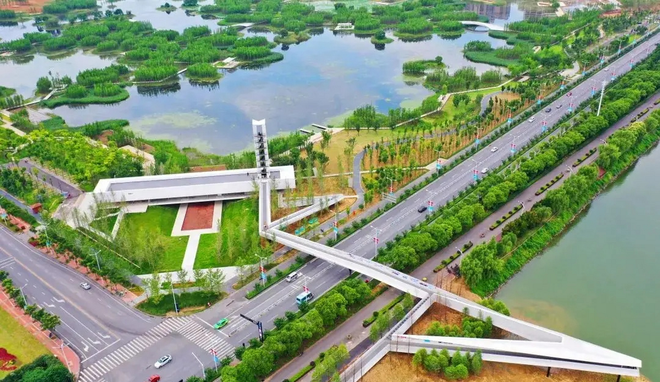 是一个"会呼吸"的海绵城市生态湿地公园,位于南昌市高新区艾溪湖以北