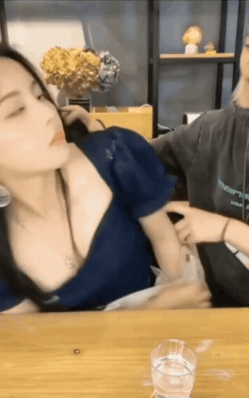 救命,杨超越在直播时脱围裙,居然差点出事故,真是替她捏了一把汗!