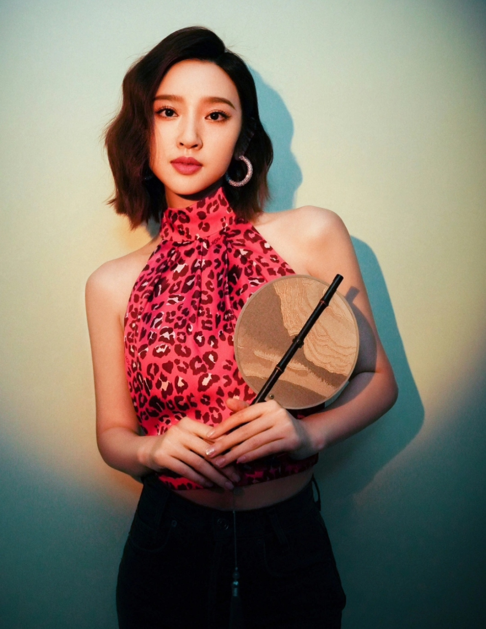 张若昀老婆辟谣二胎后大方秀身材,唐艺昕捧着兔子灯拍节日大片,挂脖装