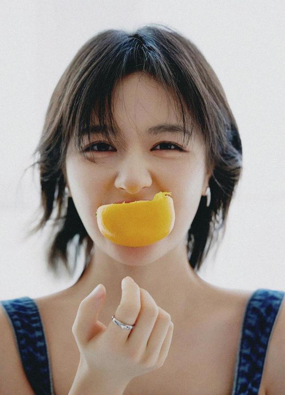 李兰迪穿露腰裙手捧香橙 笑眼弯弯灵动俏皮!