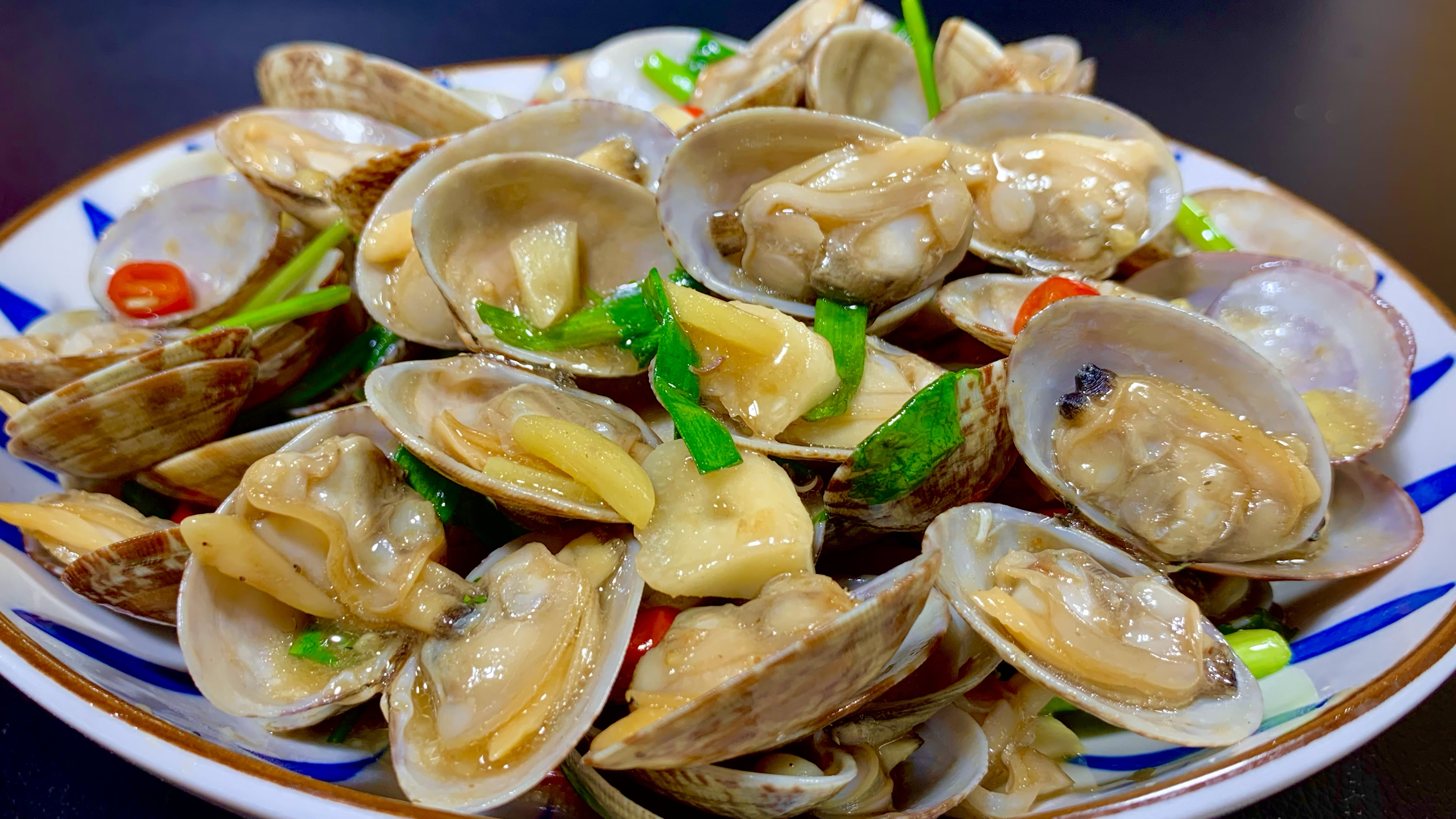 炒花甲不要直接焯水,海边大厨都是这样做的,肉质鲜嫩干净无沙