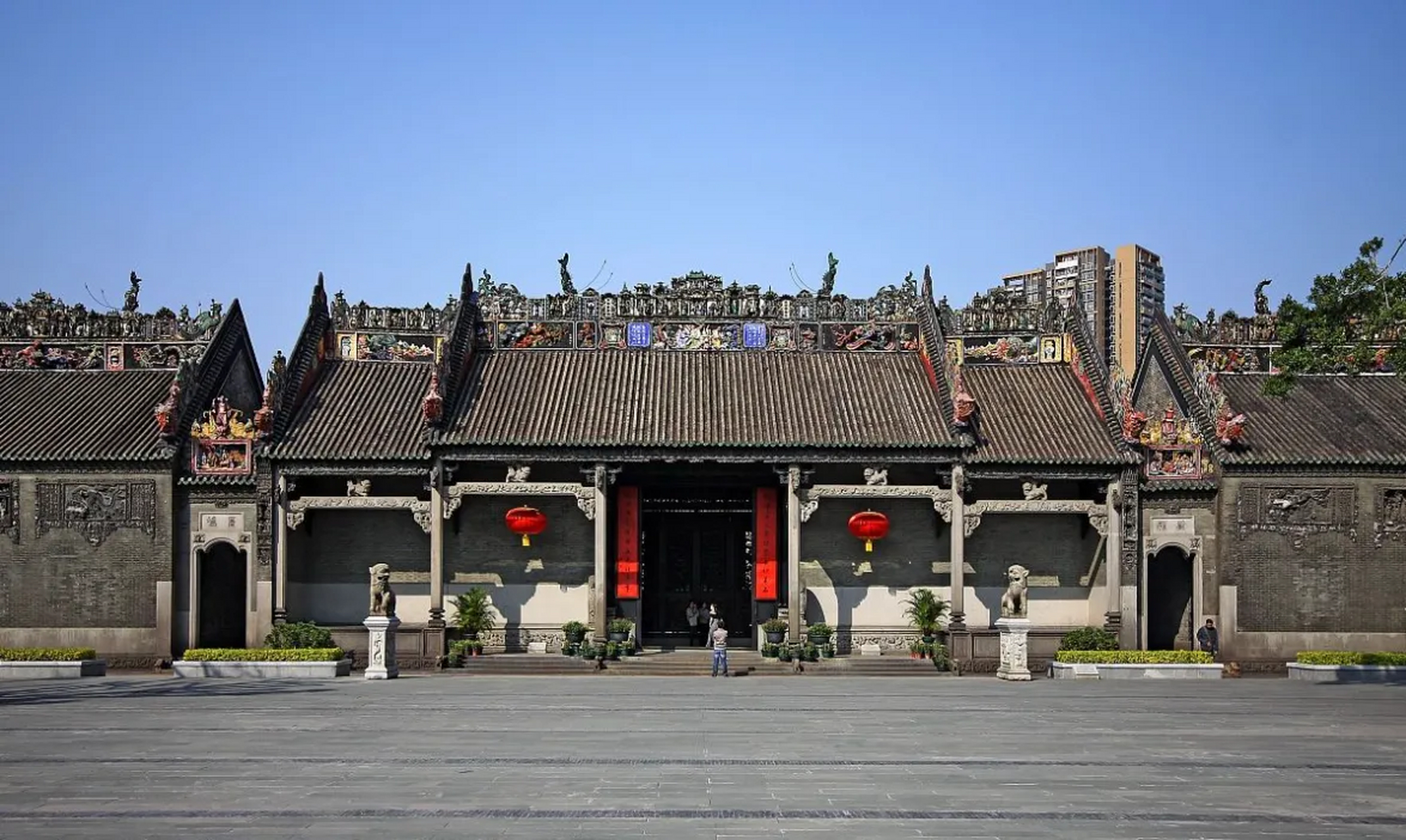 俗称陈家祠,于1893年建成,是现存的广东规模最大的岭南祠堂式建筑