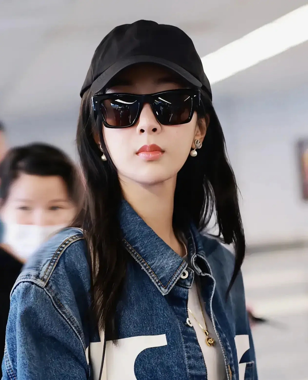 杨紫酷飒街拍很抢眼 杨紫飞往巴黎时装周时穿得好酷呀 有个性的牛仔