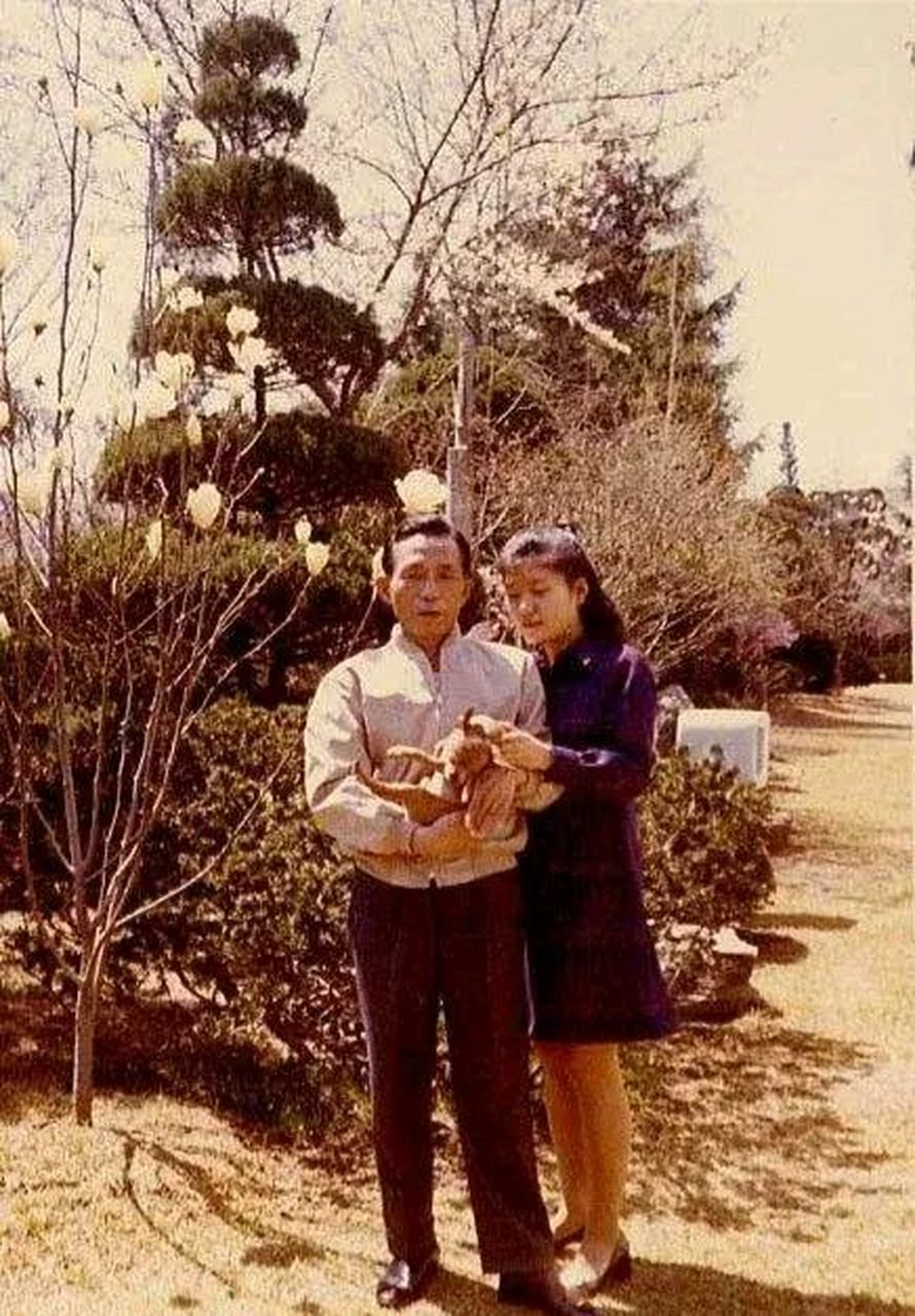 七十年代,朴槿惠和父亲,一张罕见的合影,照片中的她虽然并不是让人