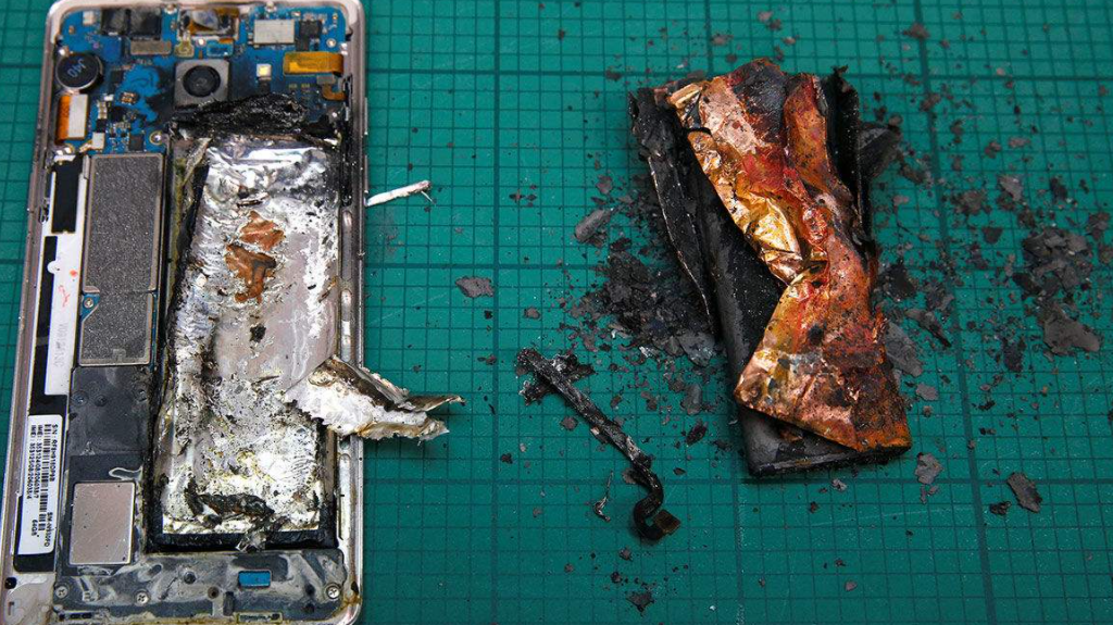 江西少年边玩手机边充电,腿都被炸黑,医生清创4个多小时