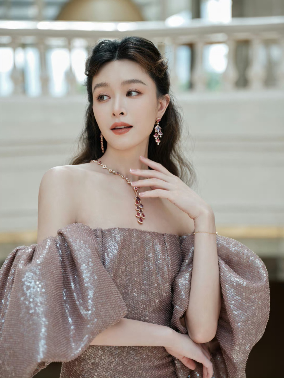 文咏珊# 一袭抹胸高开叉礼裙,肤白貌美的容颜,氤氲迷离,璨若星河