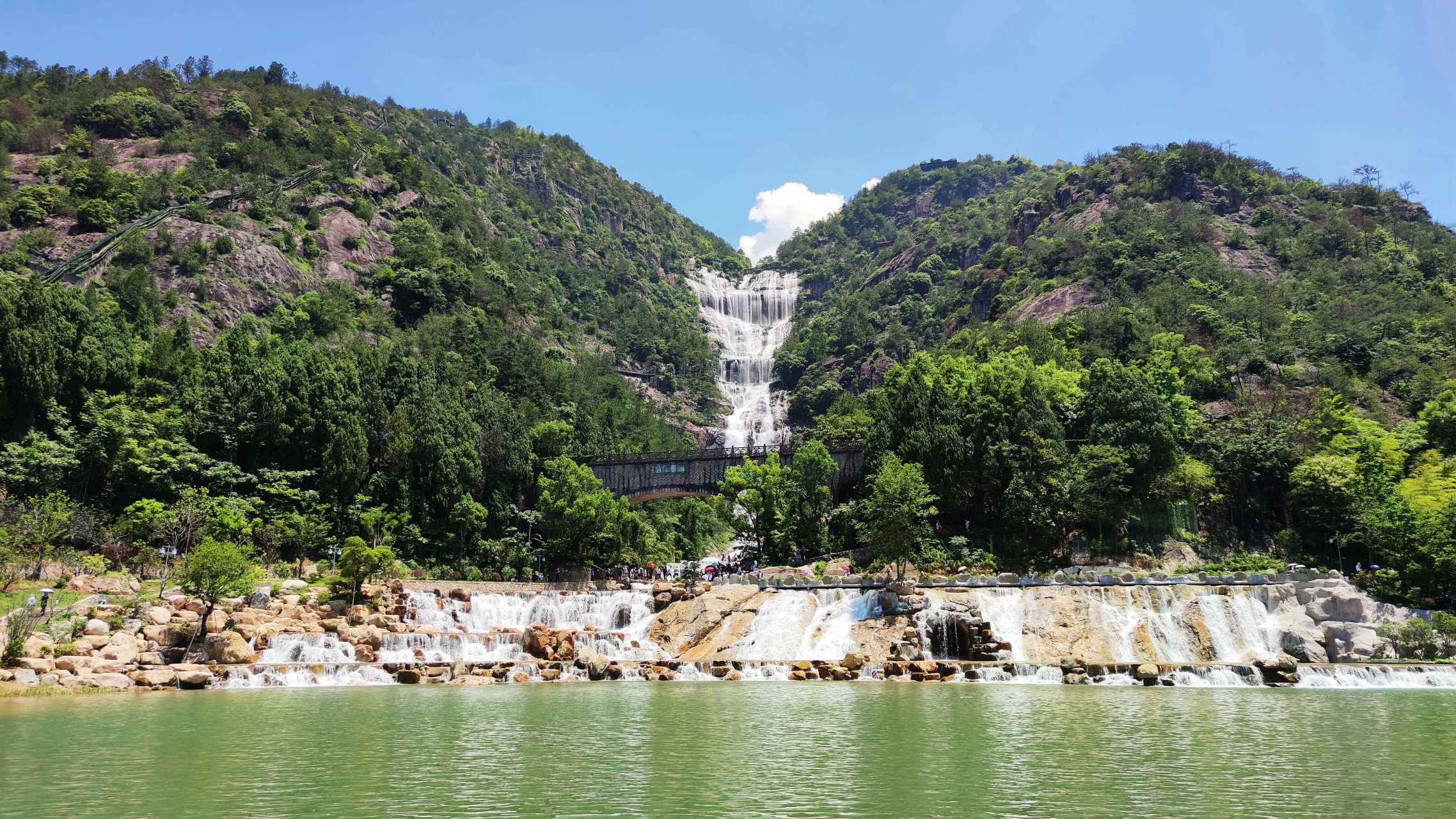 在浙江省有一座名为天台山大瀑布的景区,它在东晋时期因大文豪孙绰的