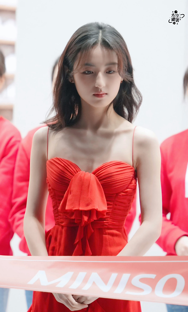张子枫身穿红色吊带裙出席活动[舔屏]#养眼美女# #张子枫