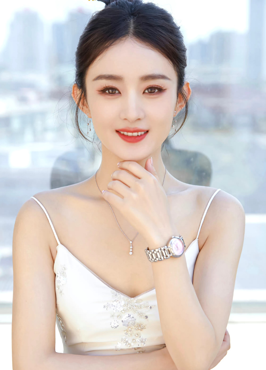 赵丽颖丸子头簪发出席天津浪琴活动,现场的人气太震撼啦!