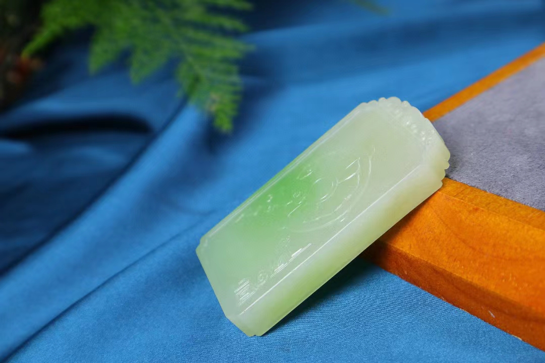 花开富贵   翠青精选和田玉翠青挂件,玉质水润细腻,翠色清新怡人