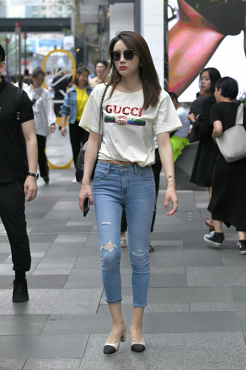 夏季不可缺少的牛仔美女#时尚街拍