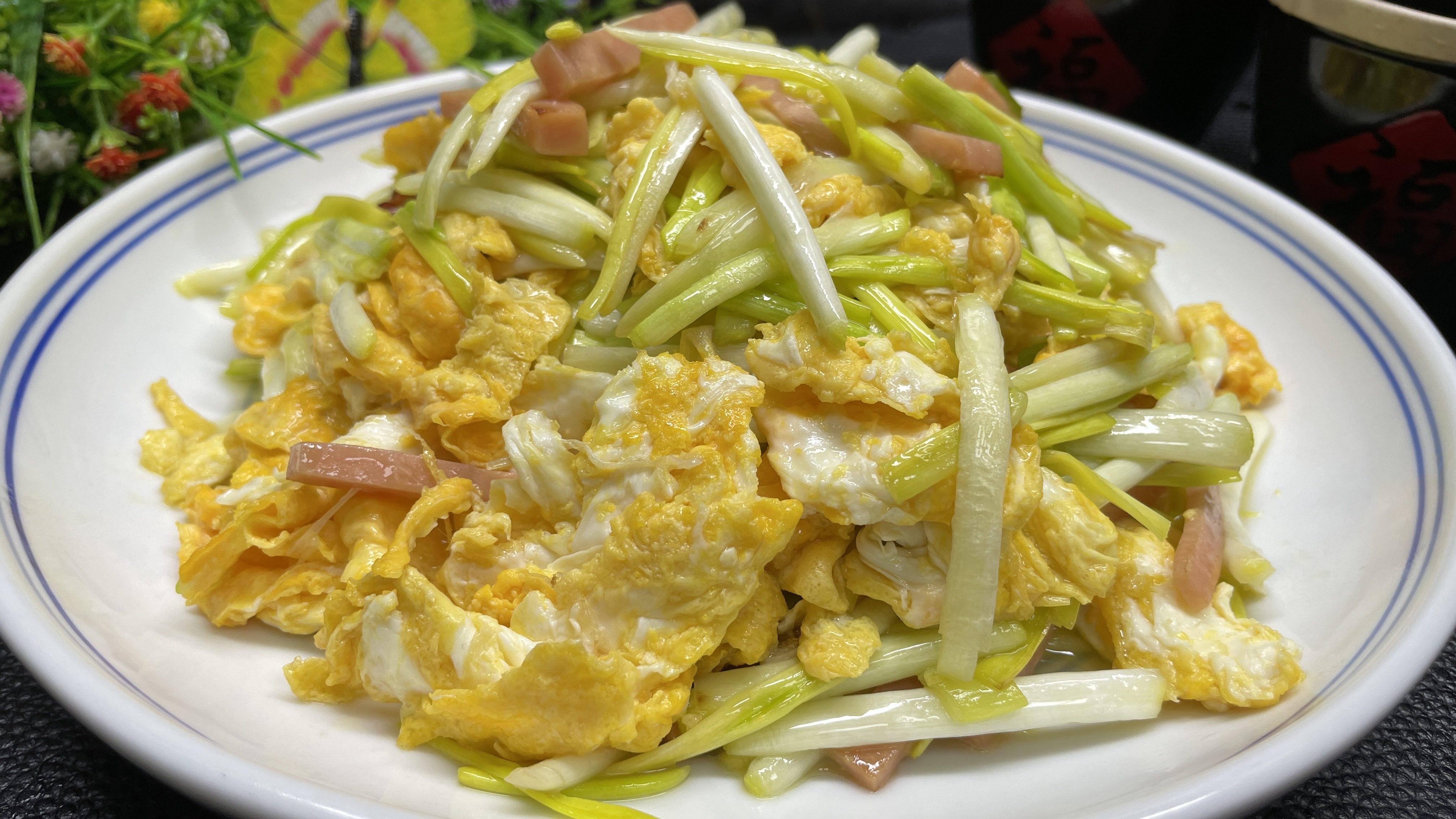 大厨教你蒜黄炒鸡蛋，脆嫩可口，鲜香滑嫩不出汤，上桌瞬间被抢光