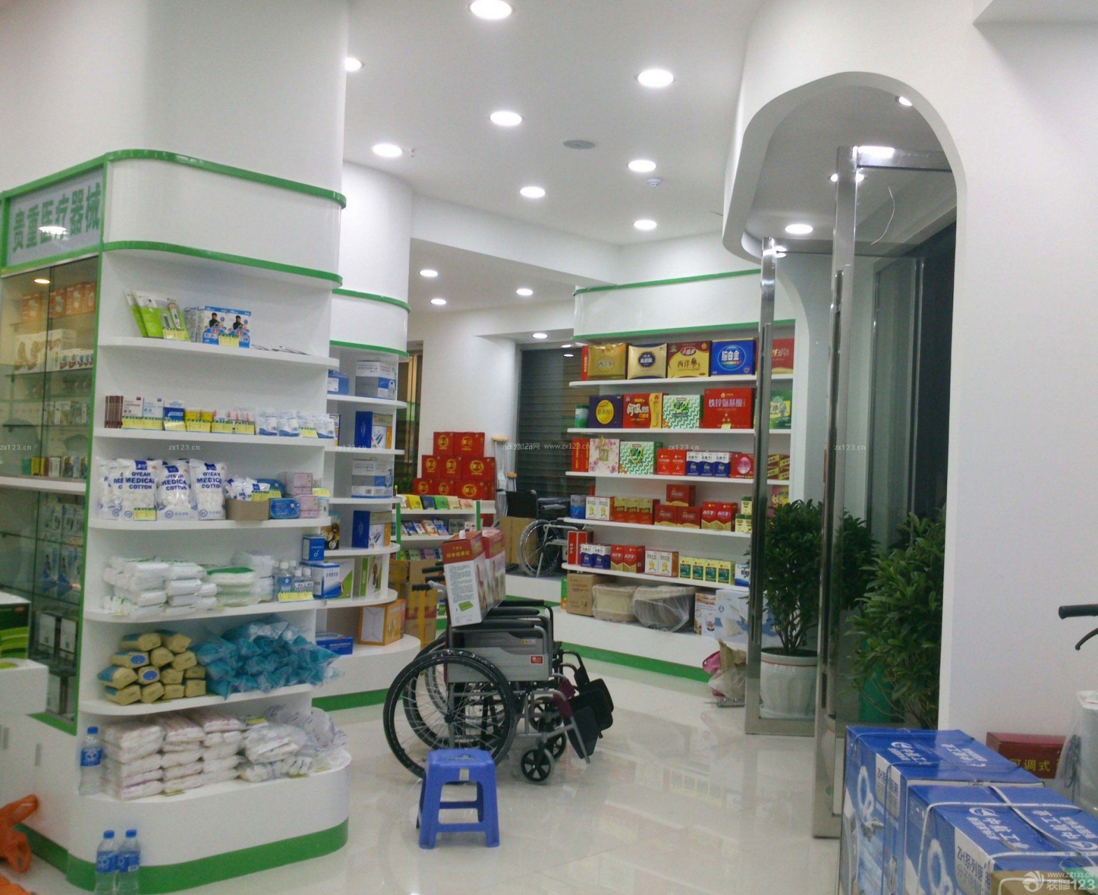 现在药店真的不好干了 我们楼下的药店,一共70平方