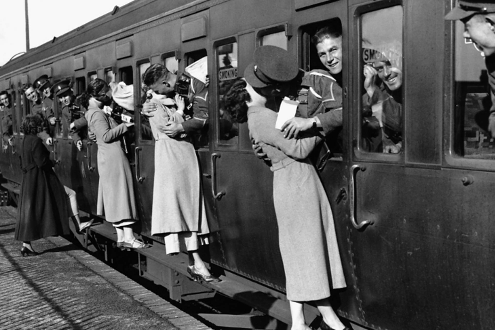 国外火车站送别情人时的热吻