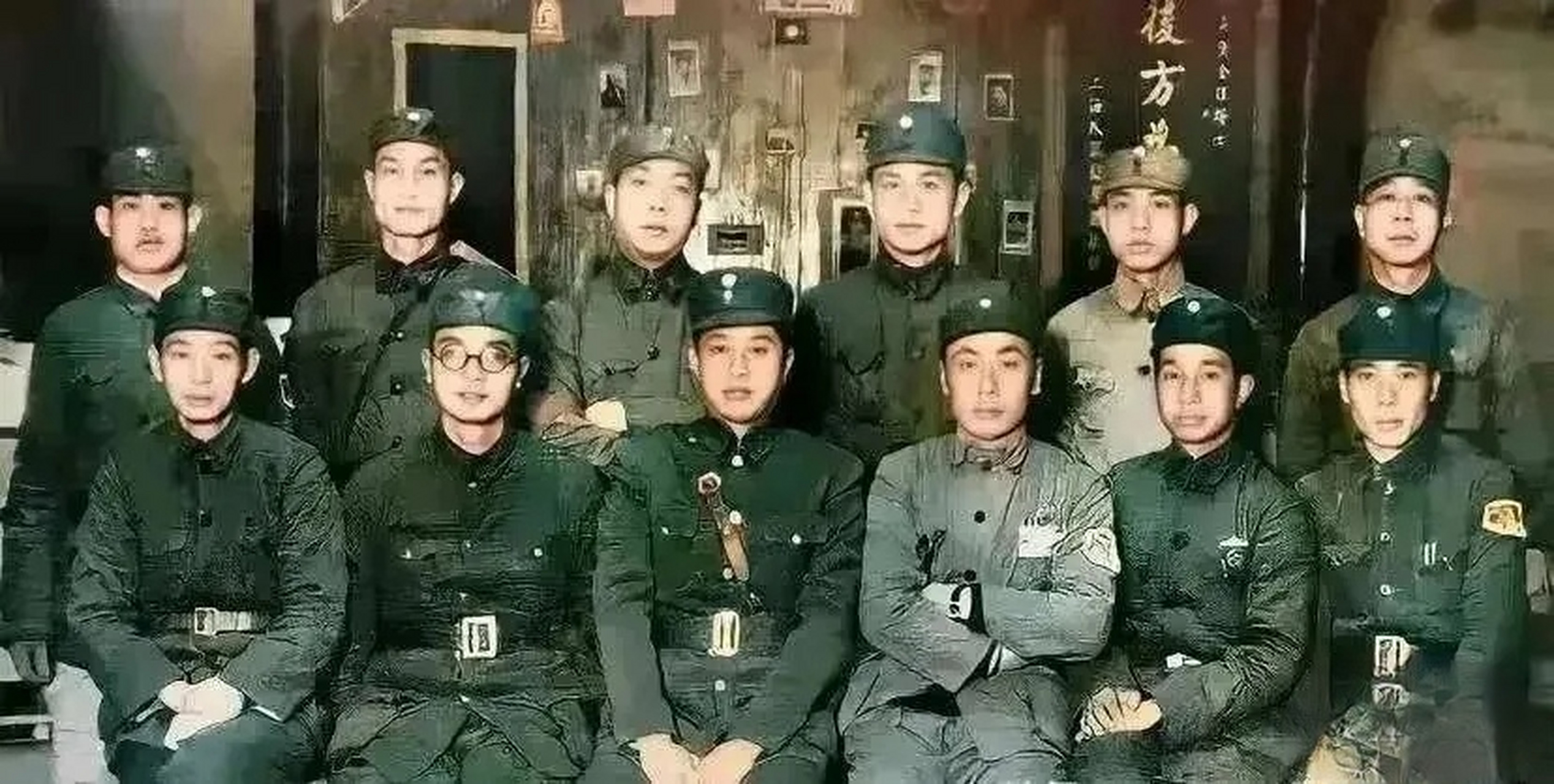这张照片拍摄于1940年,是参加过南昌起义的新四军高级将领合影.