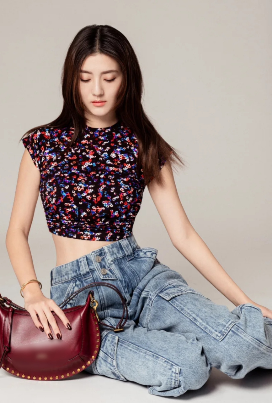 吴千语晒照秀马甲线,她最近在假期中也没放松身材管理,脸部轮廓感很