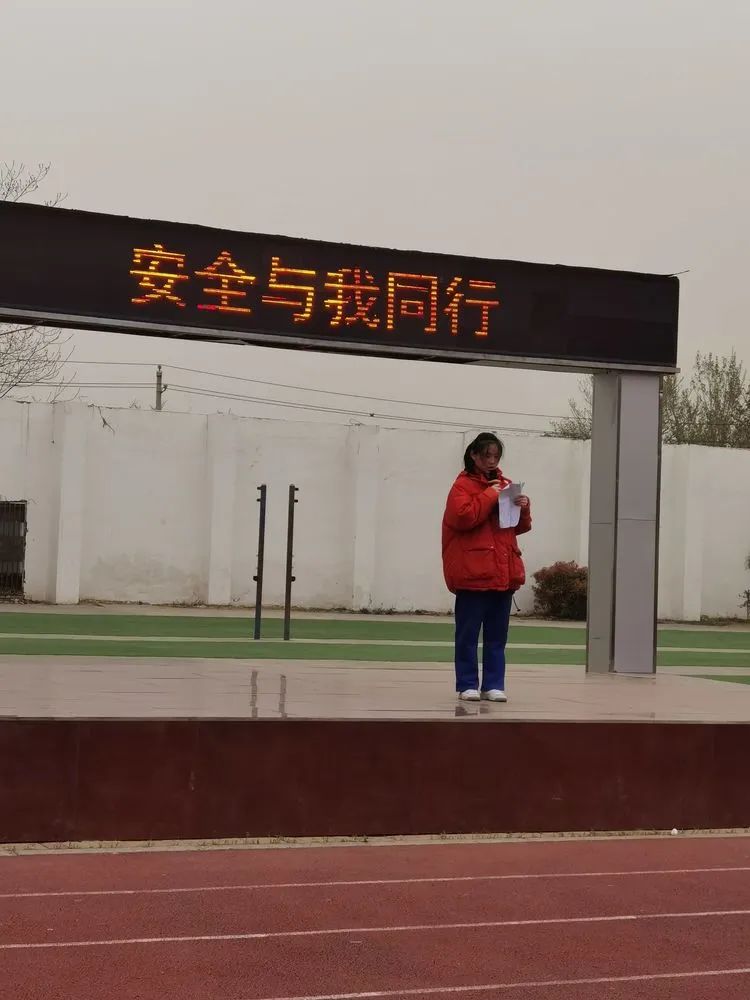 知危险,会避险,守护安全成长--开封静宜中学第五周升旗仪式