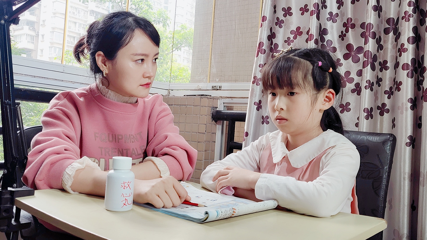 罗雨涵拍摄《学而思》广告剧照