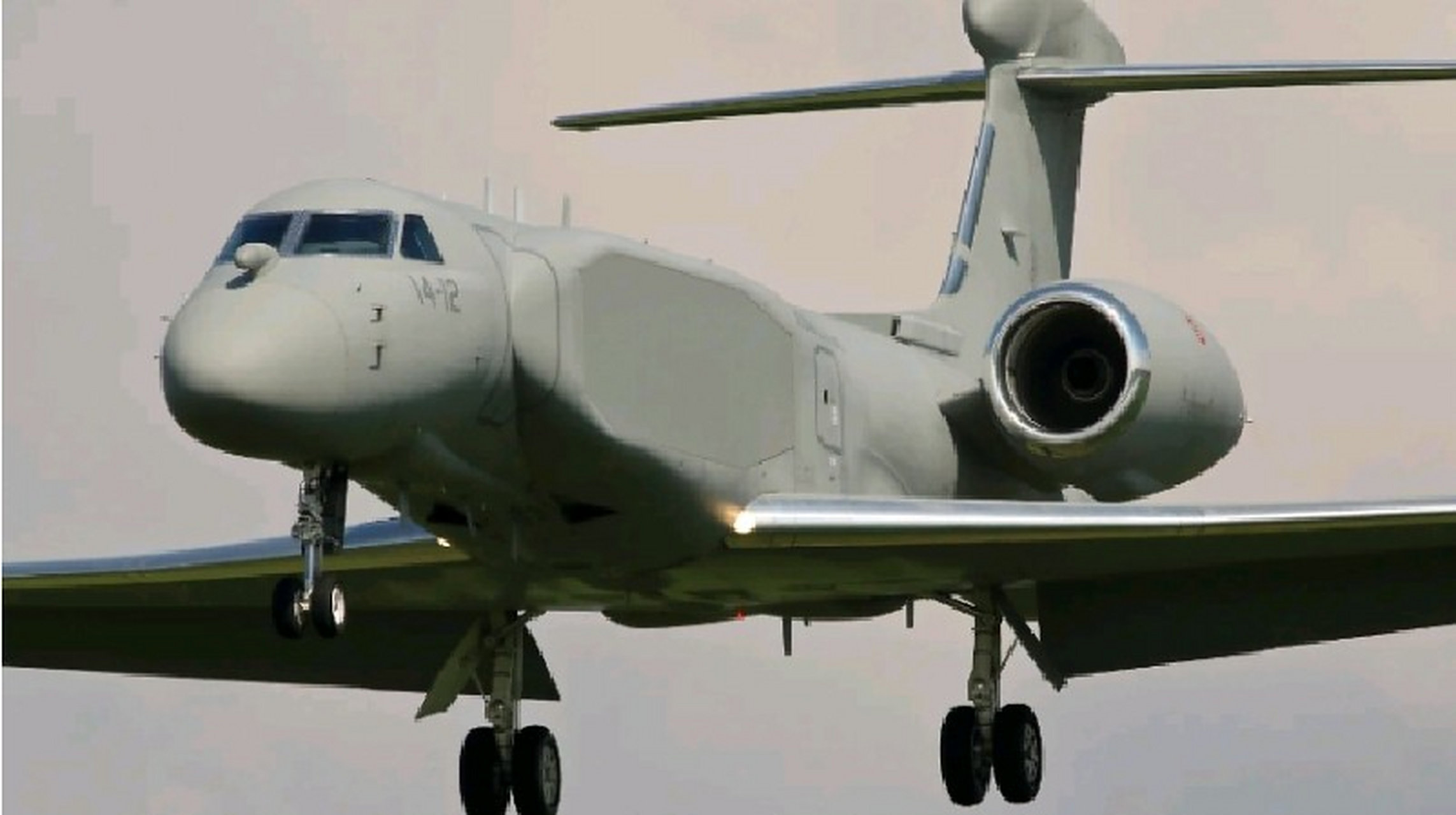 g550预警机这设计够搞笑的,舱门与雷达整流罩合而为一,造型独持,本来