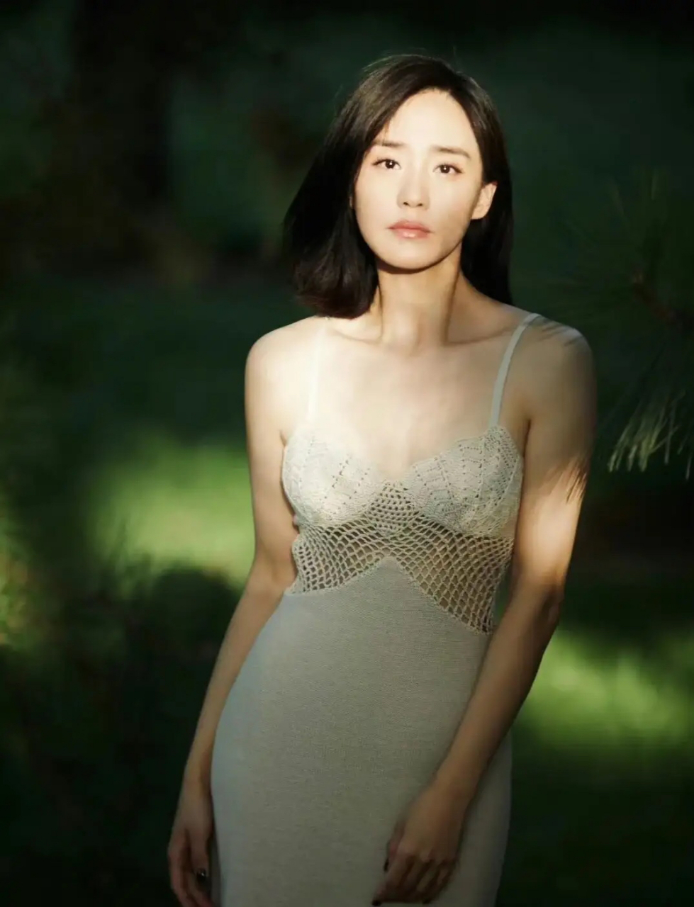 秋日生活创作季# 王智身穿吊带蕾丝抹胸连衣裙,在阳光的照射下显骋换