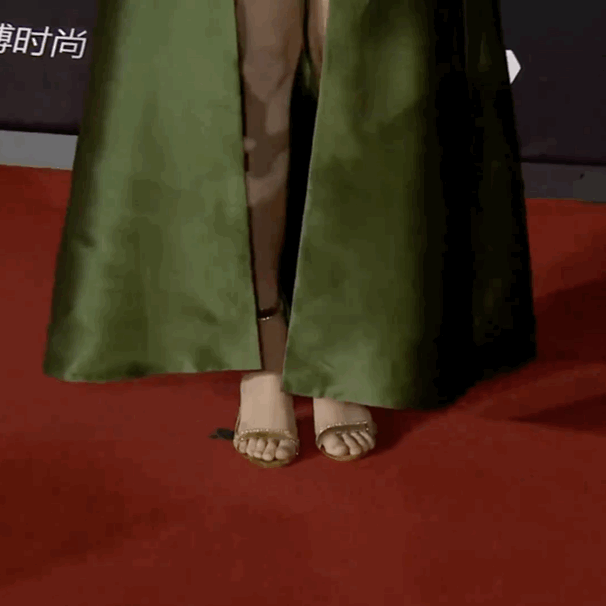 徐艺洋墨绿低胸长裙,时尚中透露性感,身材姣好肤色雪白