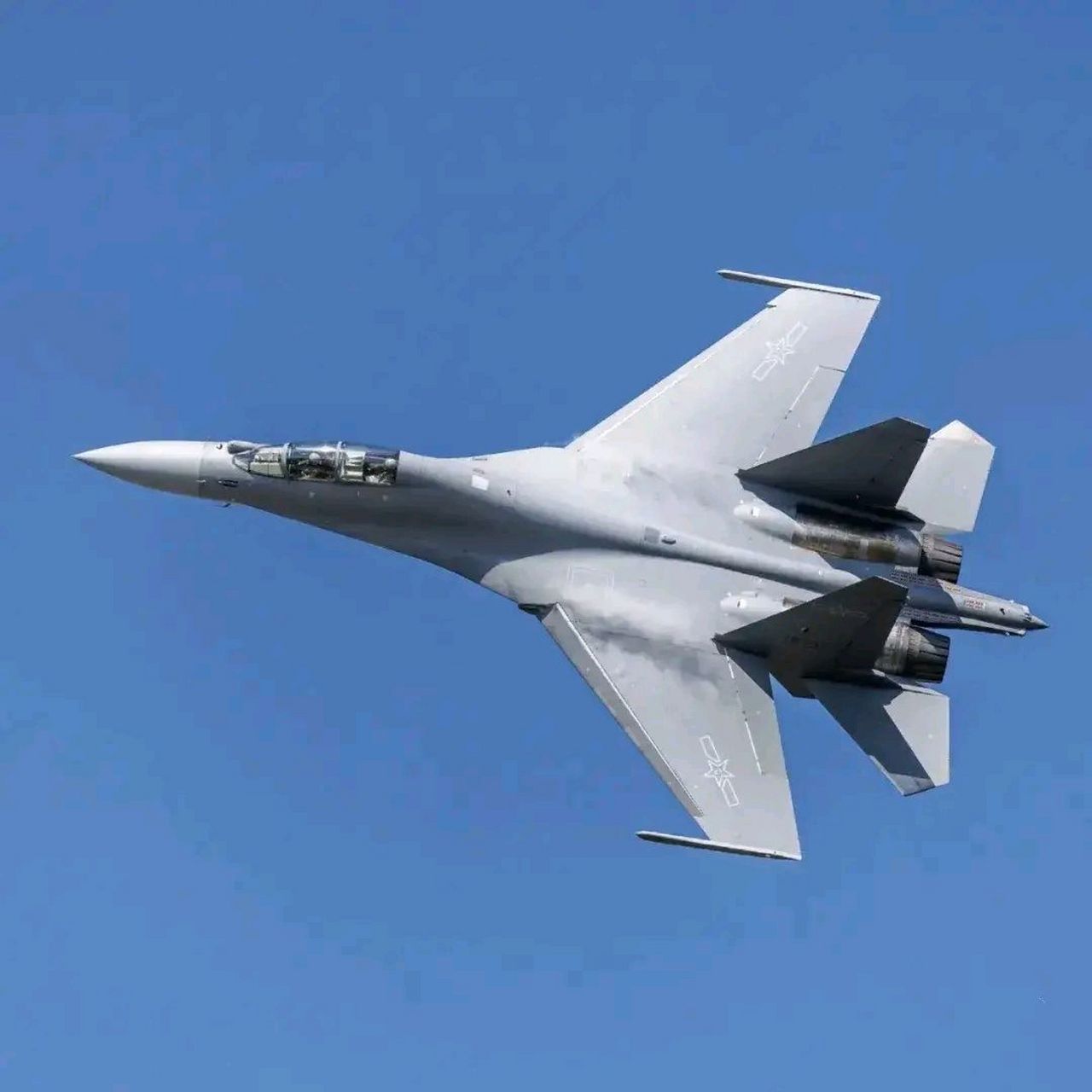 中国新一代多用途歼击轰炸机——歼-16"潜龙"  近年来,中国航空工业