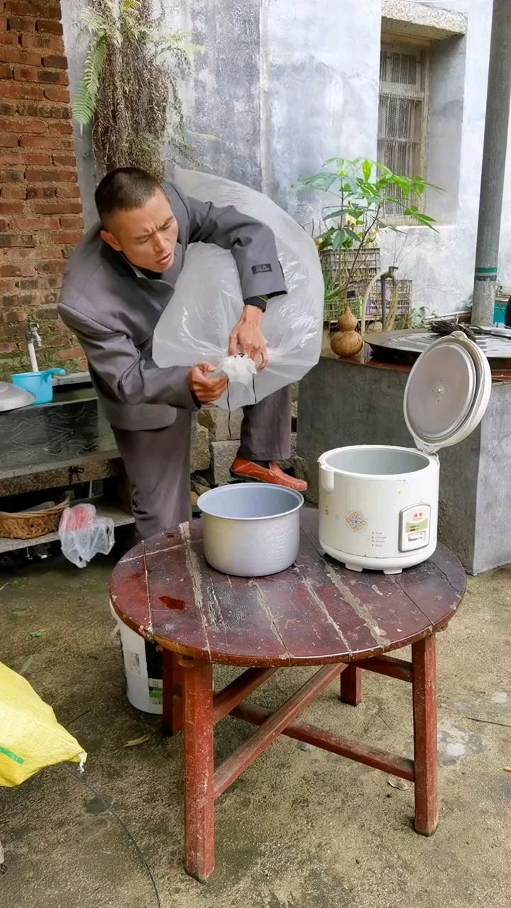 受疫情影响,家里揭不开锅还好,年前存了一些西北风,可以派上用场