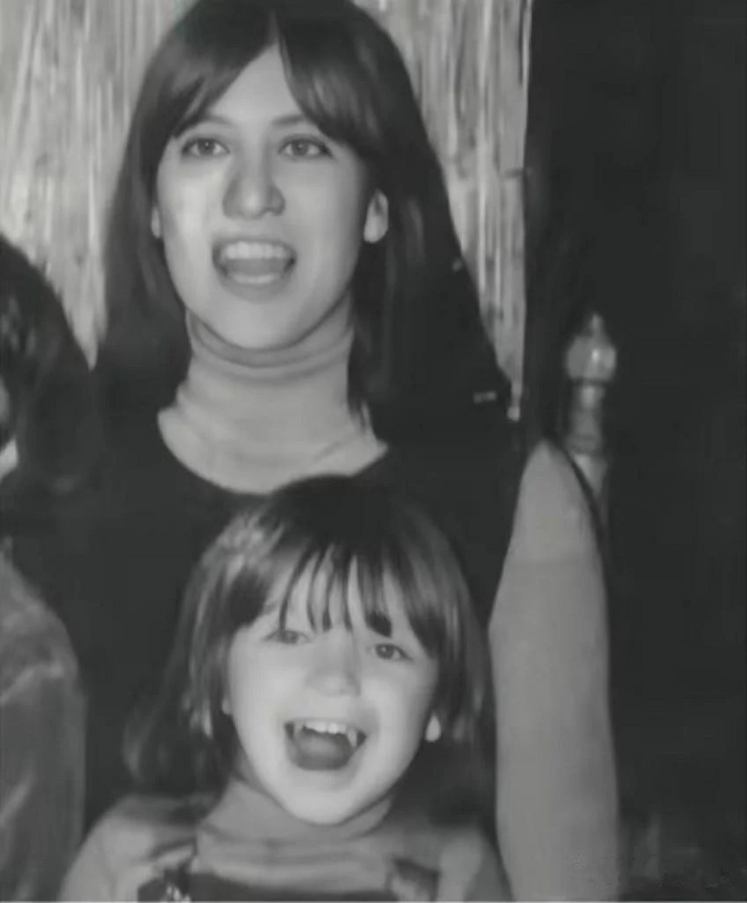 1981年3月,德国,玛丽安·巴赫迈尔在法庭上朝着奸杀自己女儿的罪犯