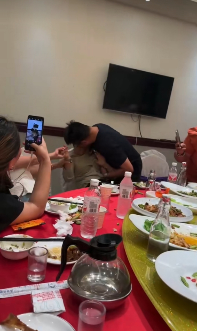 聚餐就聚餐,打着莫名其妙的由头,行乌七八糟之事,还能咧着大嘴笑,没有