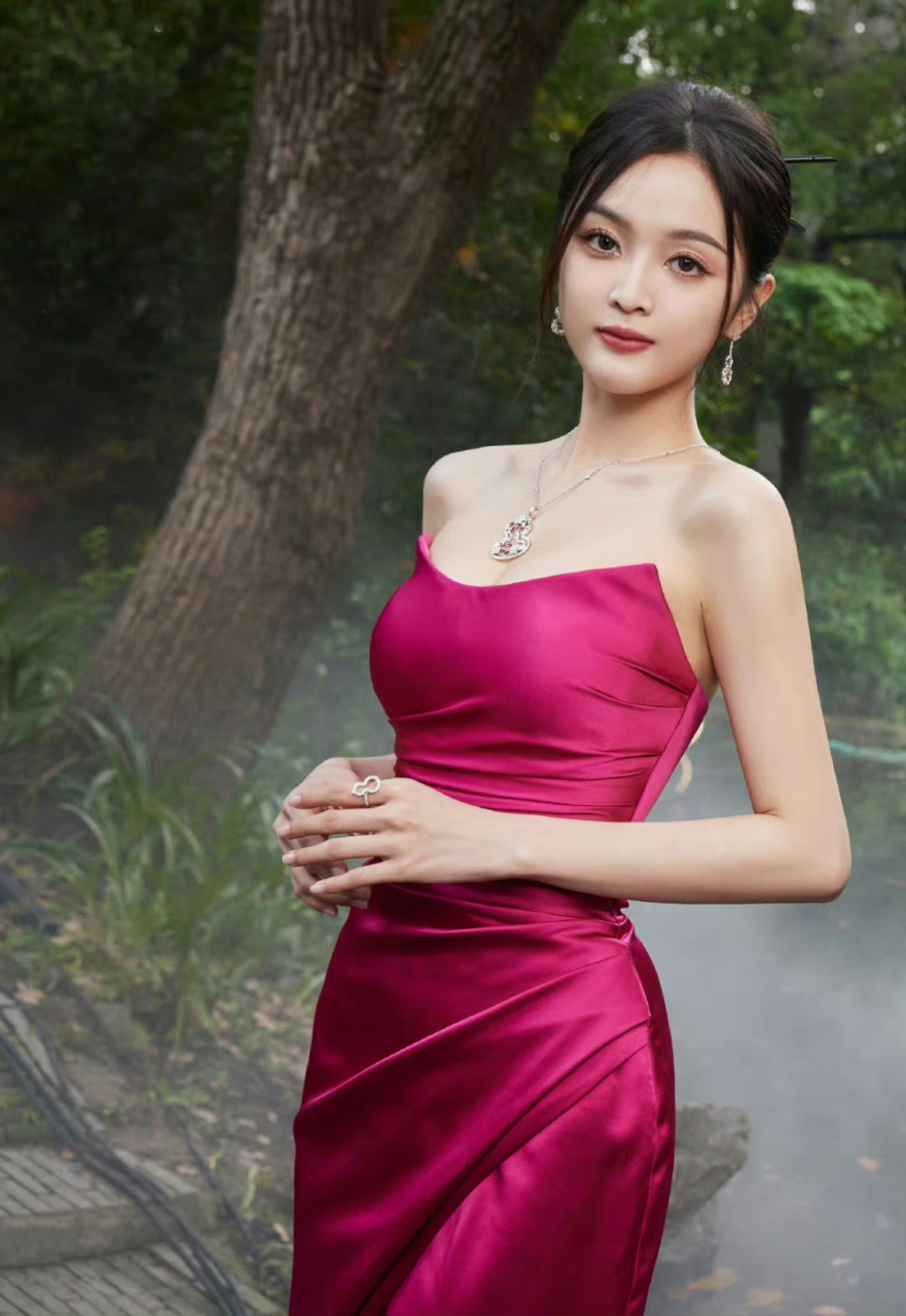 吴宣仪美照,美丽又性感!一身红色装扮真的是太惊艳了!#养眼美女