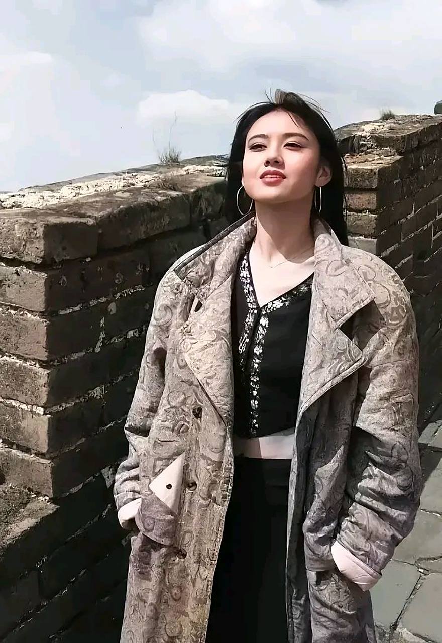 年轻时的杨丽萍在长城上翩翩起舞,美得像不食人间烟火的仙女.