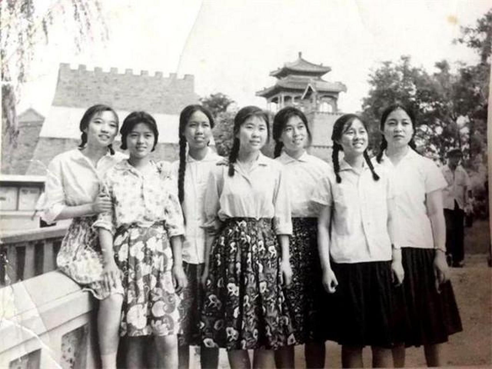 70年代女性裙子图片