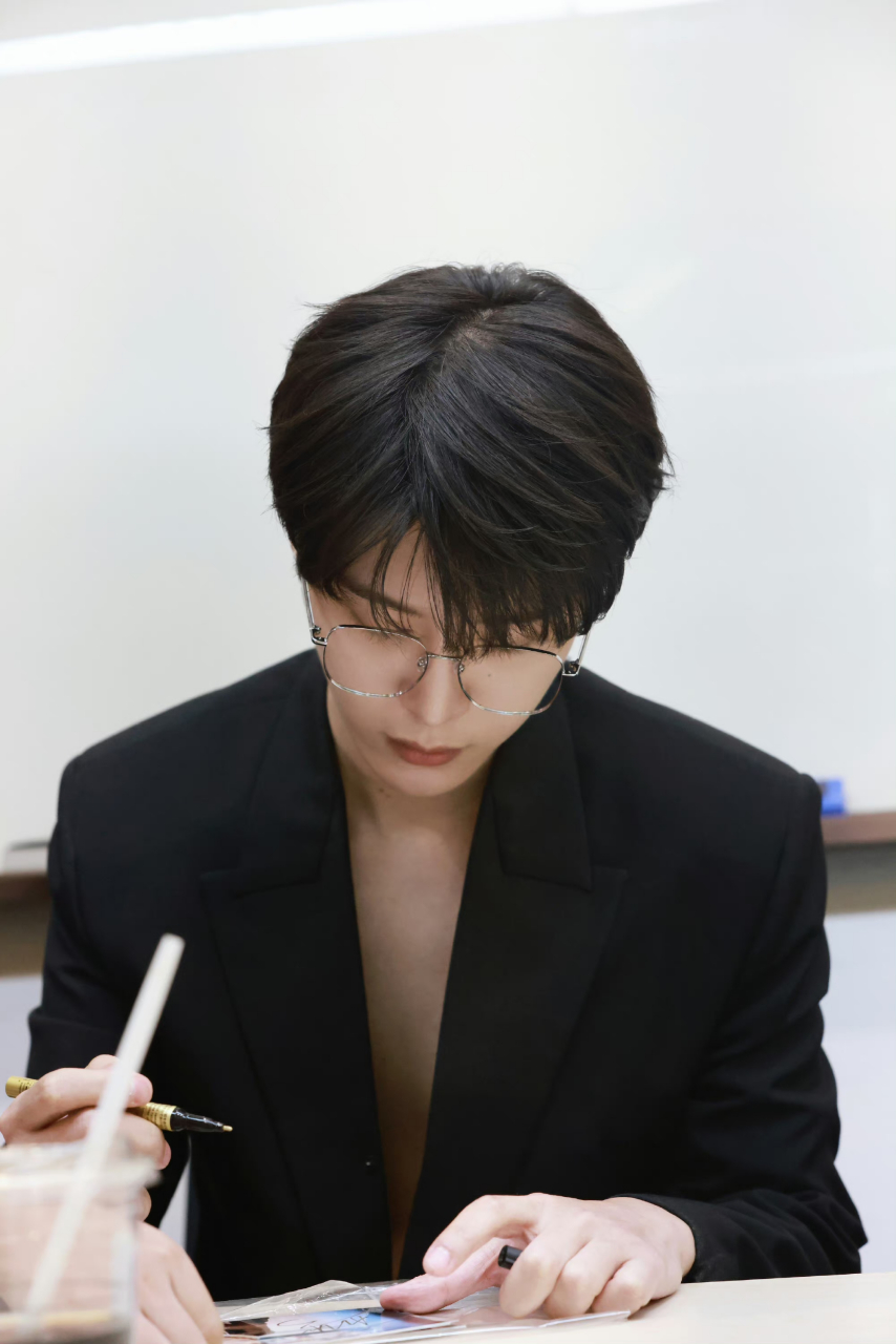 哦哟,范丞丞扫楼穿的真空西装[并不简单]