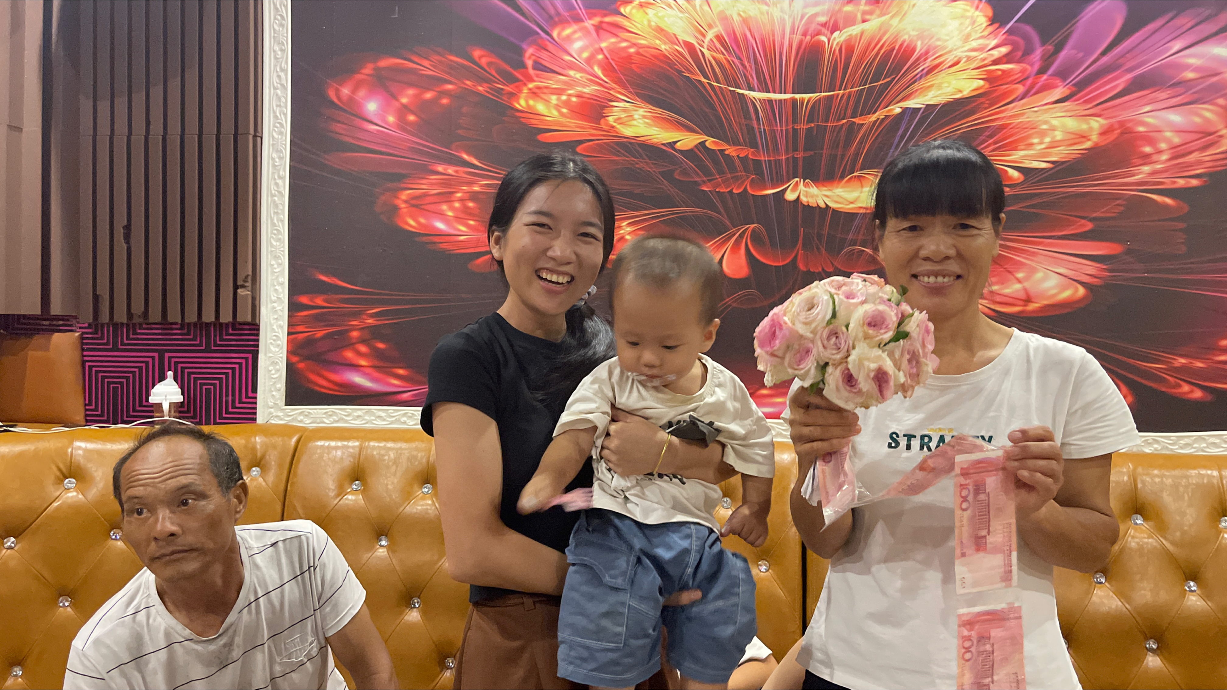 这女儿真孝顺，偷偷给妈妈准备生日惊喜，全家人欢聚一起真开心