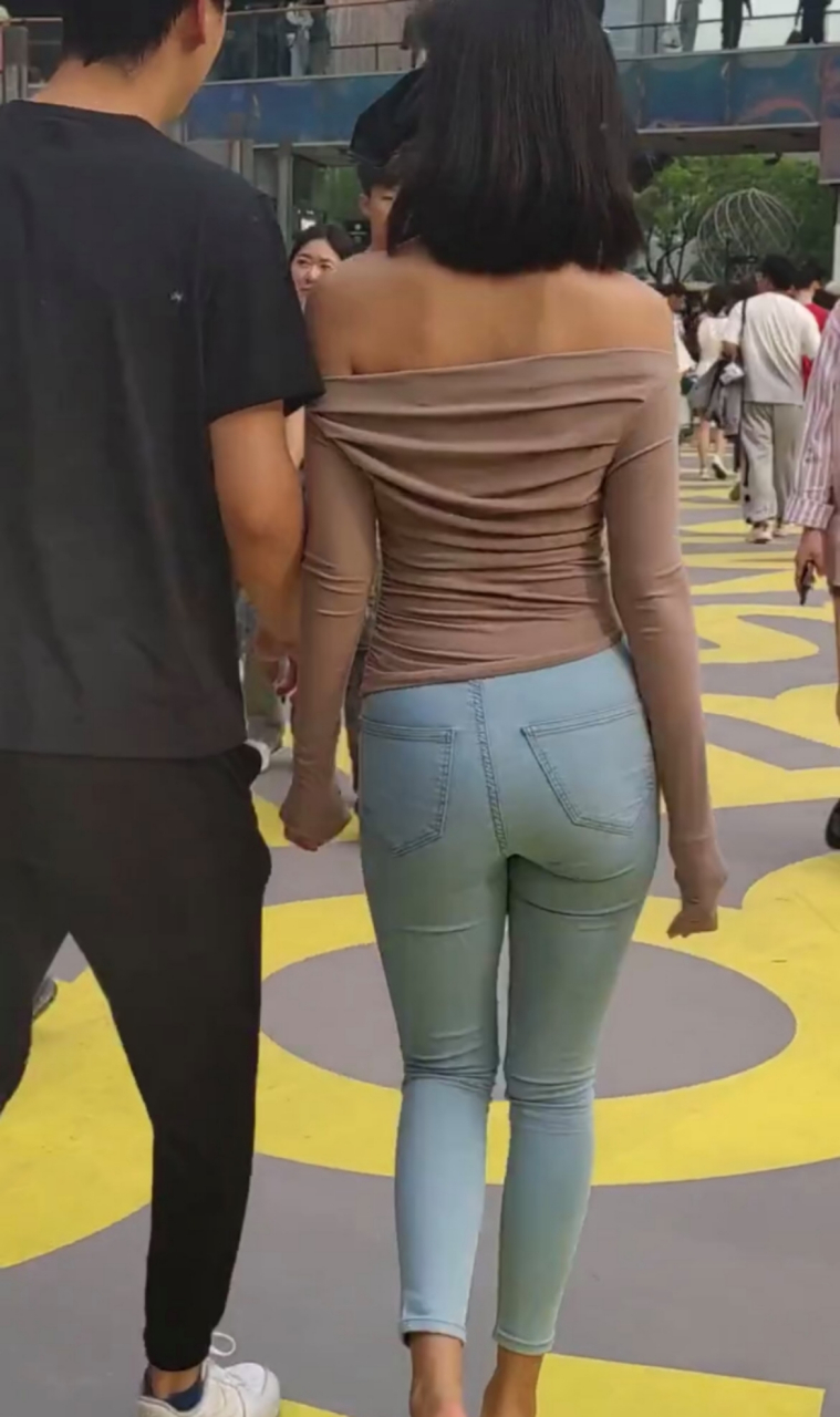 街拍背影杀,紧身裤小美眉!