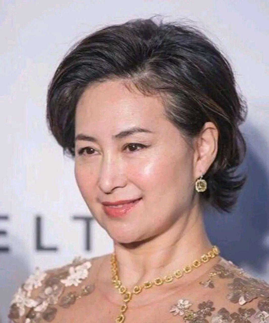 鼻小柱长痣的女人图片