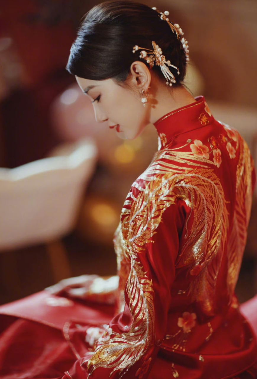 毛晓彤是真漂亮,这古风的大红婚服真是超级好看又喜庆.#毛晓彤