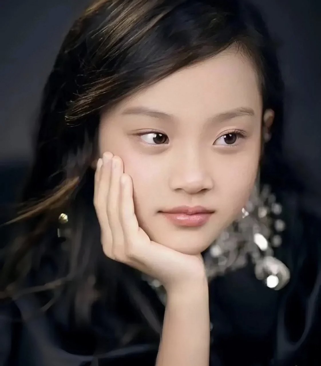 现在的甜馨不仅五官越来越立体,皮肤也变得白皙细腻,身高已经过了