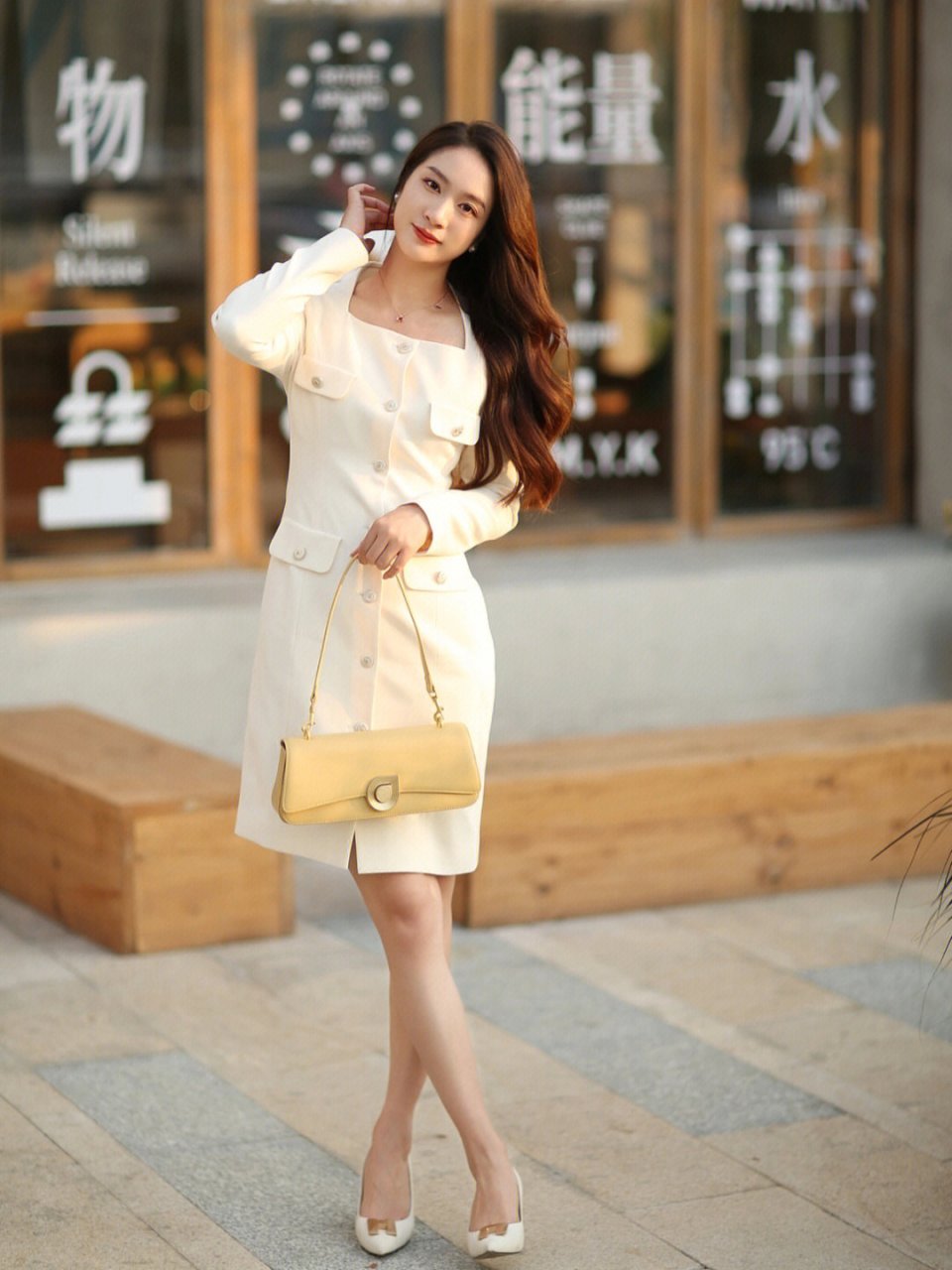 奶白色方领连衣裙