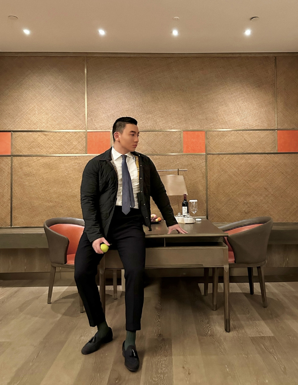 短发肌肉男出差酒店日常,穿搭得体完美展示身材比例#肌肉型男# #时尚