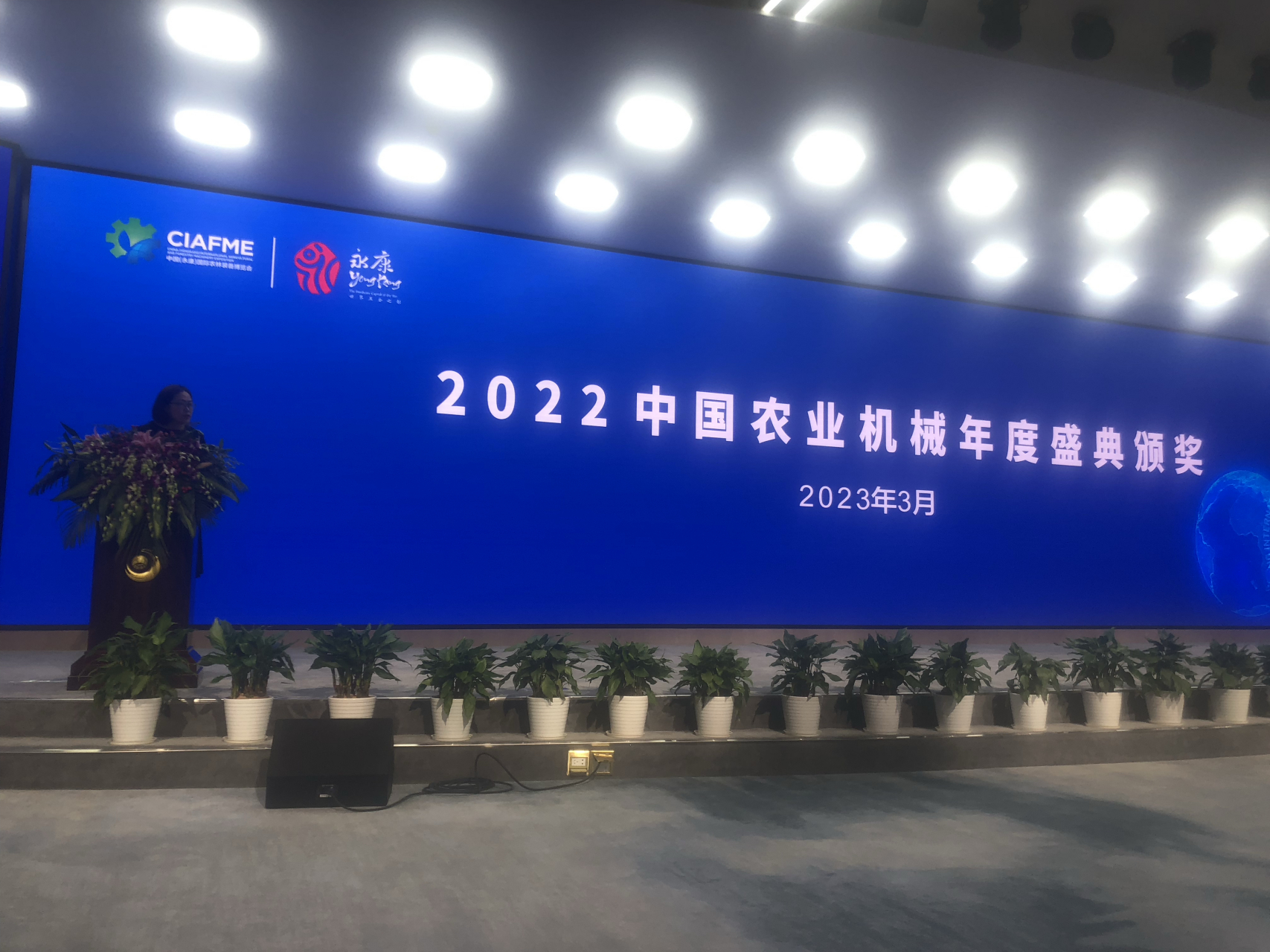 【清闲老农刘振营荣获农机行业10大优秀自媒体和10大优秀创作者】