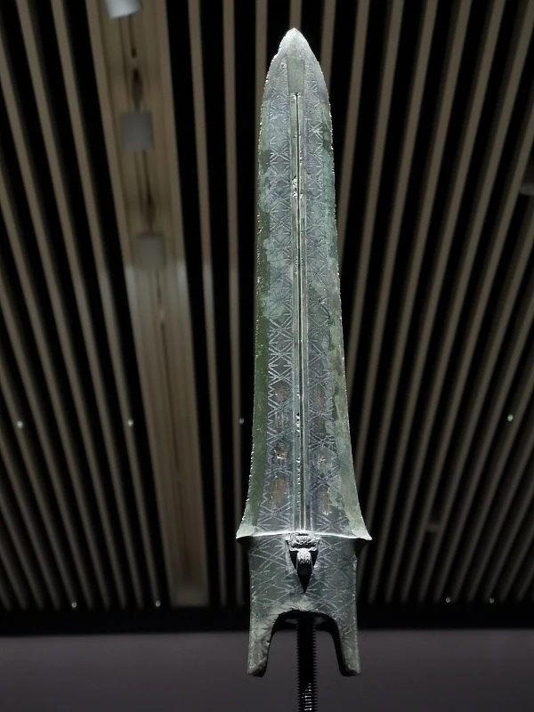 历经两千年的剑依然剑气如虹,寒光闪闪!