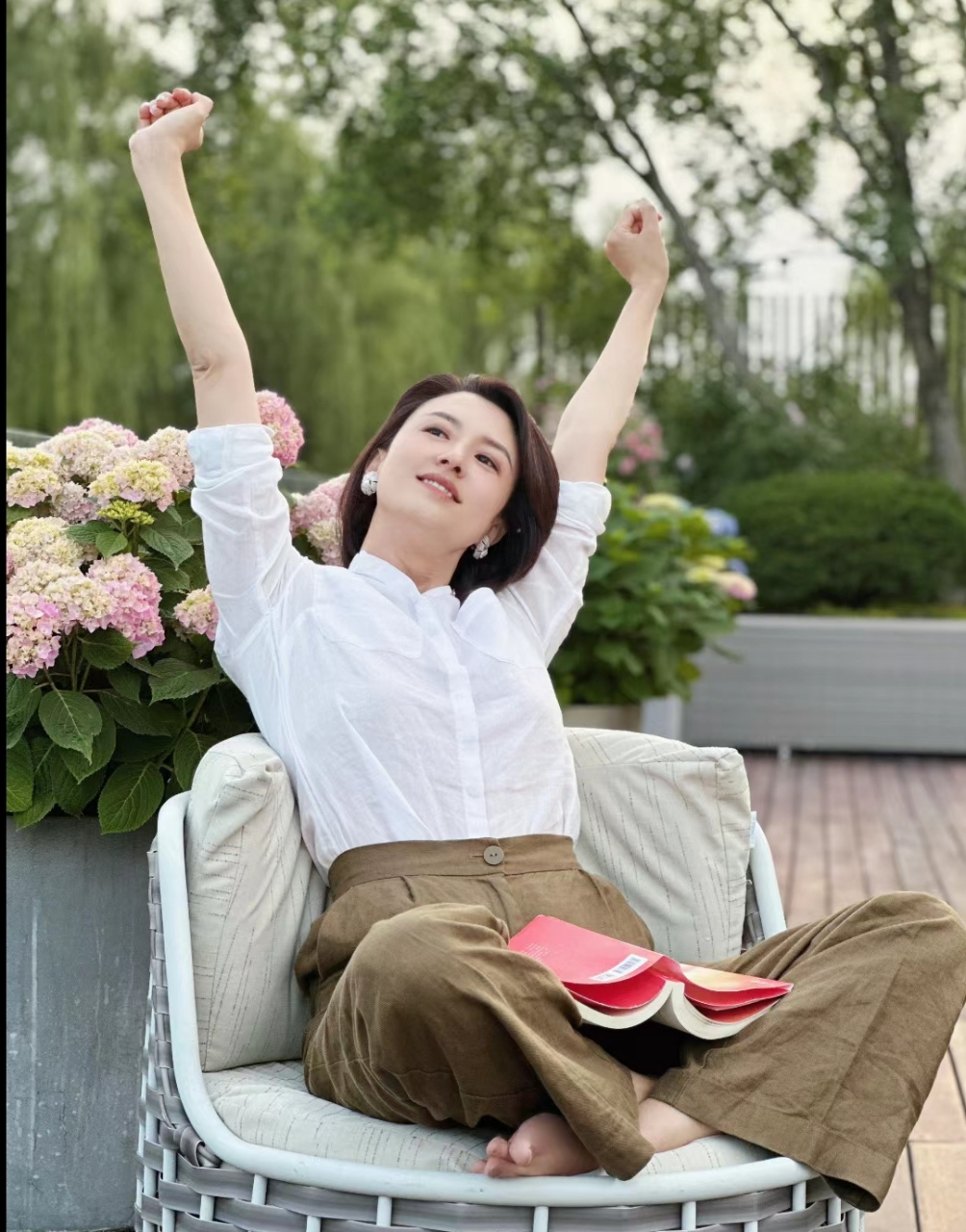累了伸个懒腰舒适感十足,她的日常总是精致又平静,过着自己喜欢的生活